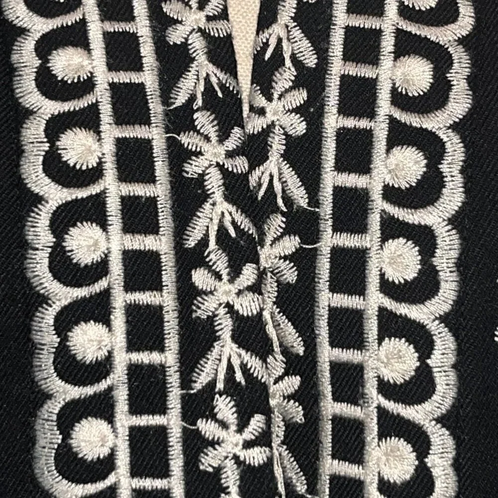 CHICO'S FULLY EMBOIDERED BLACK & WHITE KIMONO JACKET TOPPER - EUC - SIZE 0 = 4/6 - Picture 10 of 15